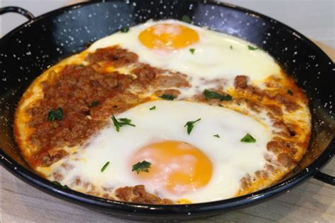 Huevos con carne en sartén