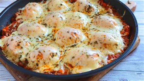 Carne picada gratinada con huevo en un cuenco