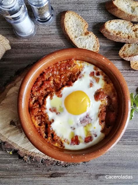 Huevos al plato con carne picada en una tartera