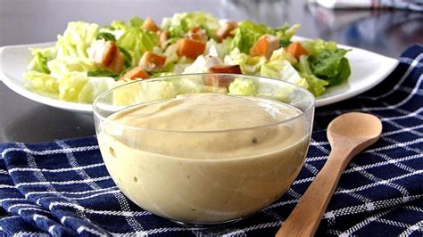 Preparación del aderezo cremoso para ensalada de patata