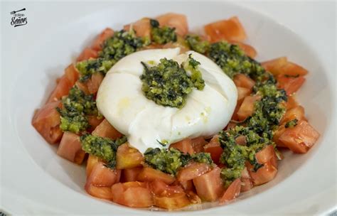 Plato de boniato asado con burrata fresca y salsa pesto