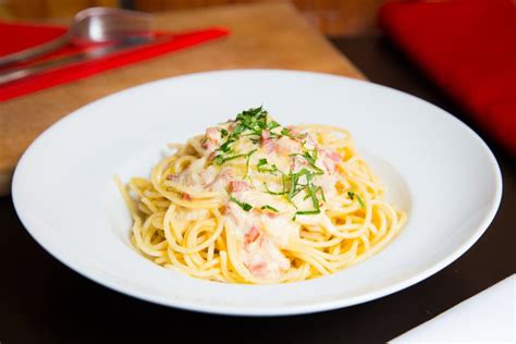 Detalle de un plato de pasta Carbonara