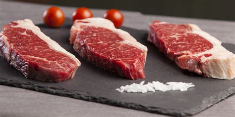 primer plano de un entrecot de vaca crudo con buen veteado de grasa