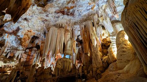 Colores de las formaciones interiores de las Cuevas del Águila
