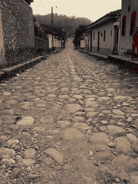 Calle empedrada y casas tradicionales en Guisando