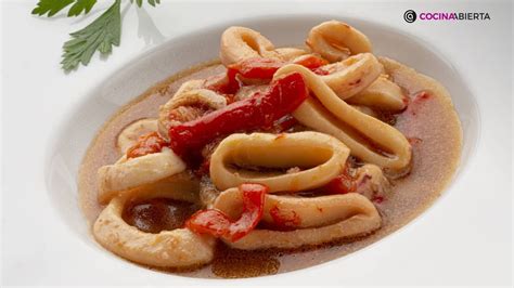 Plato de calamares con tomate y pimientos acompañado de arroz blanco