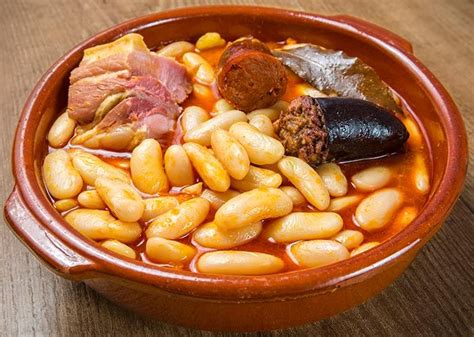 Fabada asturiana lista para servir