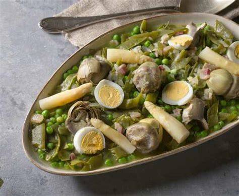 Menestra de verduras navarra con alcachofas, espárragos, guisantes, habas y borraja