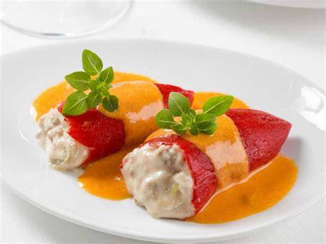 Plato de pimientos del piquillo rellenos