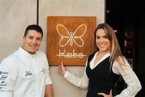 Chef de restaurante Kabo presentando un plato de alta cocina navarra