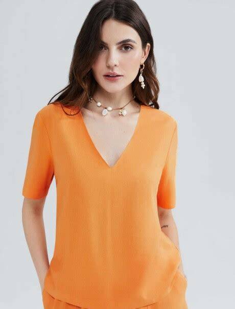 Mujer vistiendo camiseta de lino naranja tostado