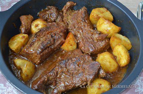 Carne asada gallega en una olla de barro