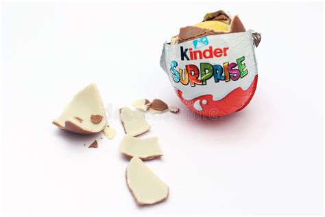Huevo Kinder Sorpresa abierto con juguete