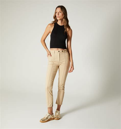 Mujer con americana tostada y pantalones tipo chino