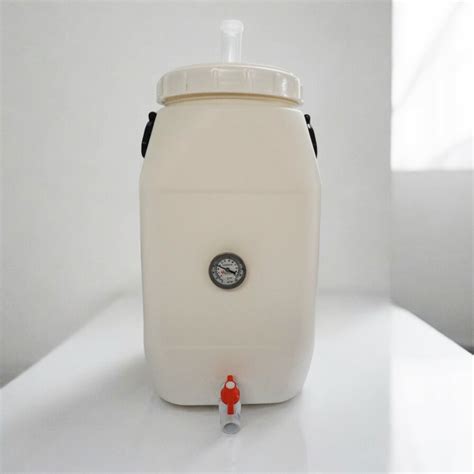 Fermentador de plástico con grifo y airlock