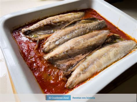 Boquerones con cebolla y tomate en bandeja de horno