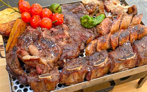 Parrillada argentina con diferentes cortes de carne
