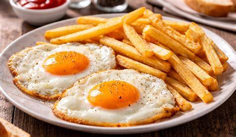 Plato de huevos fritos con diversos acompañamientos
