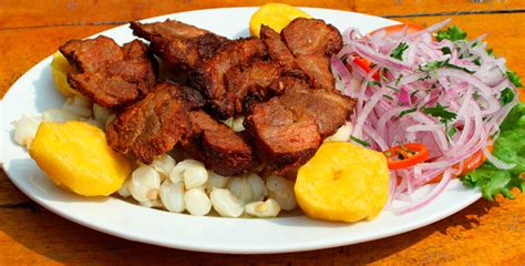 Plato de chicharrones peruanos