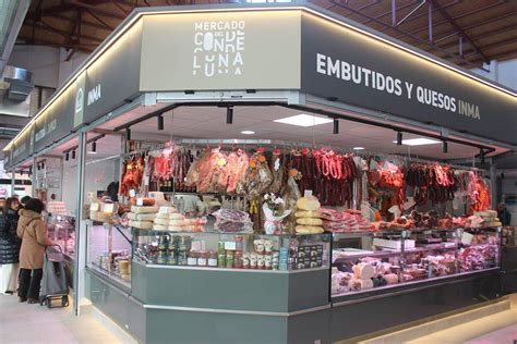 Interior del Mercado Conde Luna con puestos de alimentos