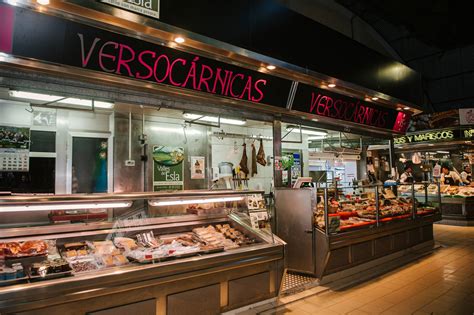 Embutidos y quesos variados en un puesto del Mercado Conde Luna