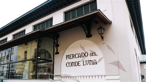 Vista exterior del Mercado Conde Luna con indicaciones de acceso