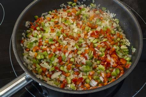 Variedad de verduras cortadas para sofrito