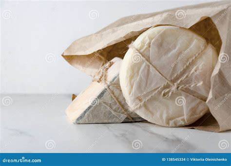 Queso cremoso envuelto en papel vegetal