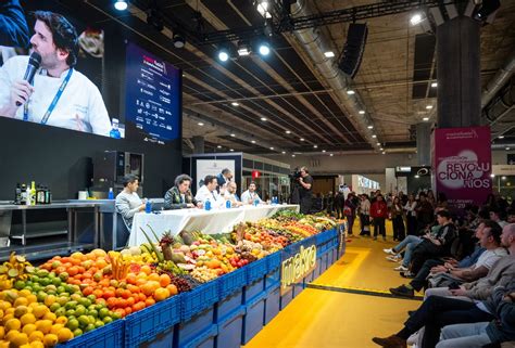 Miembros del jurado de Madrid Fusión degustando croquetas