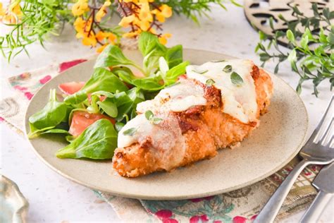 Pollo Parmesano servido con pasta y ensalada