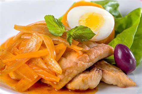 Plato de pescado en escabeche servido templado