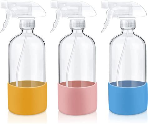 Botellas de spray con soluciones de limpieza caseras a base de clavo de olor y cítricos