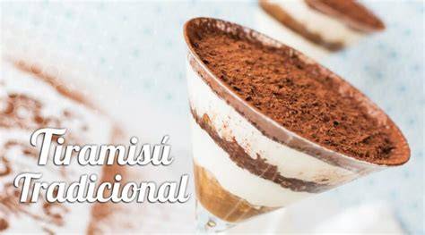 Presentación elegante de tiramisú en copas individuales