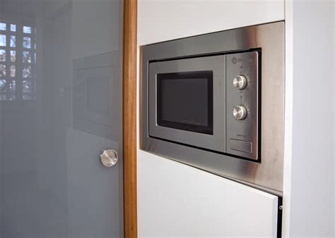 Microondas Bosch encastrado en cocina moderna