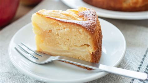 Torta de manzana sin harina lista para servir