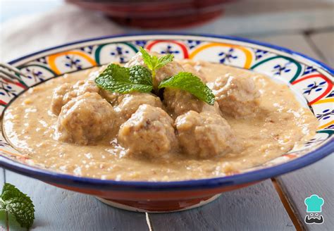 Ingredientes frescos para salsa de almendras con mero