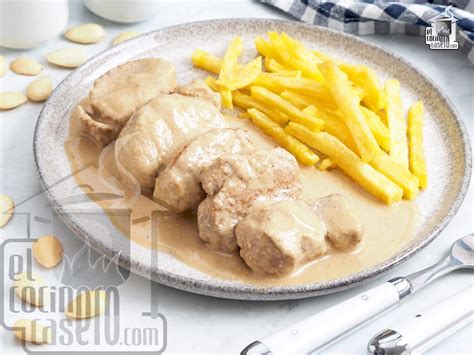 Plato de mero en salsa de almendras con guarnición de puré de patatas