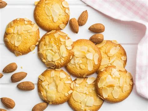 Galletas de almendra molida en una bandeja