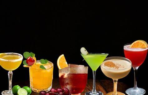 Variedad de cocteles con coco