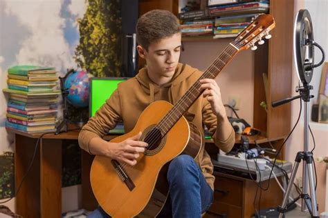 Manuel Parrilla joven tocando la guitarra