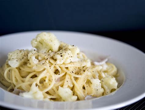 Plato de pasta con coliflor lista para servir