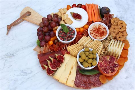 Tabla de quesos y embutidos con alcachofas