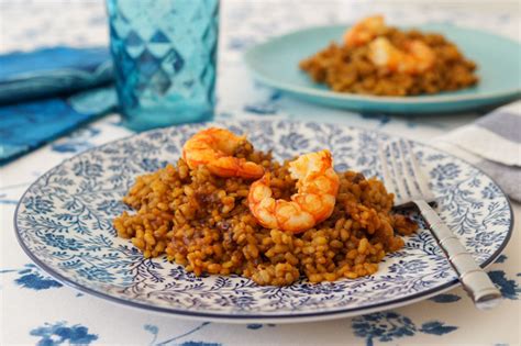Plato de arroz con gambas y salsa de soja listo para servir