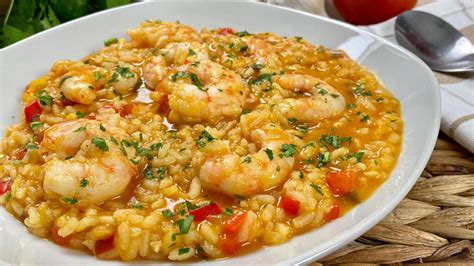 Plato de arroz con gambas y cebolleta fresca