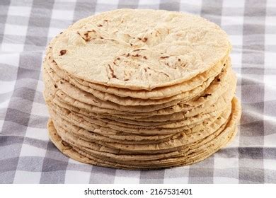 Tortillas apiladas bajo un paño de cocina