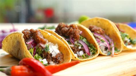 Variedad de tacos con tortillas de maíz y harina