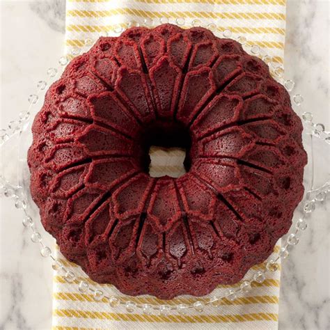 Molde Bundt Stained Glass Nordic Ware con un bizcocho