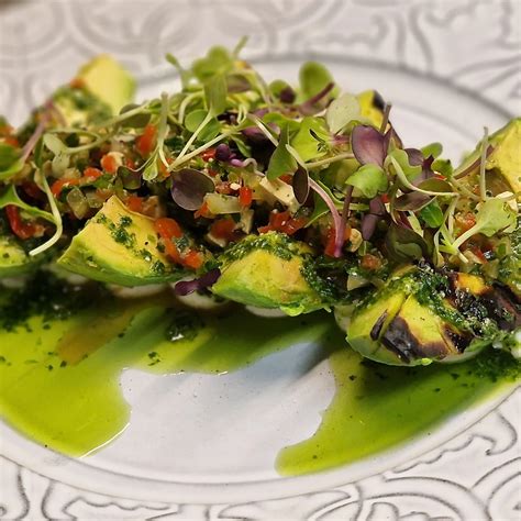 Ensalada de aguacate a la brasa con pesto de cilantro