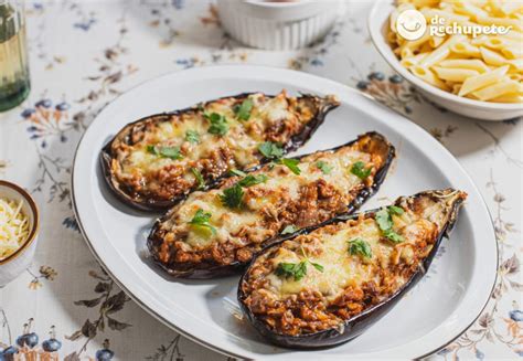 Berenjenas rellenas cubiertas de queso listas para gratinar