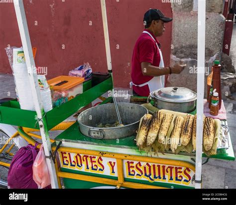 Elotes mexicanos en un puesto callejero
